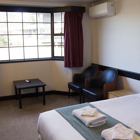 Olde Tudor Hotel 朗塞斯顿 外观 照片